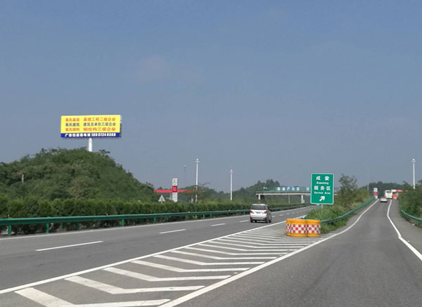 高速公路立柱廣告：車流視線高度與畫面尺寸的黃金比例