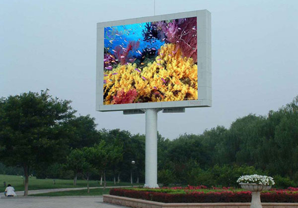 咸寧立柱廣告雙面與三面形式，究竟誰(shuí)更勝一籌？